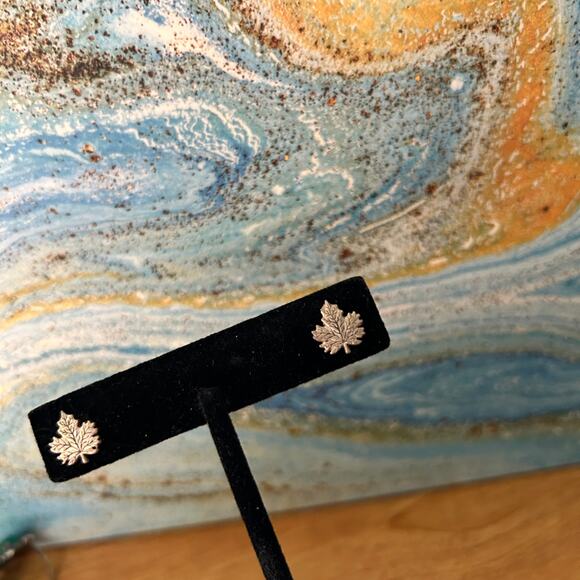 Vintage Maple Leaf Earrings - Picture 3 of 4